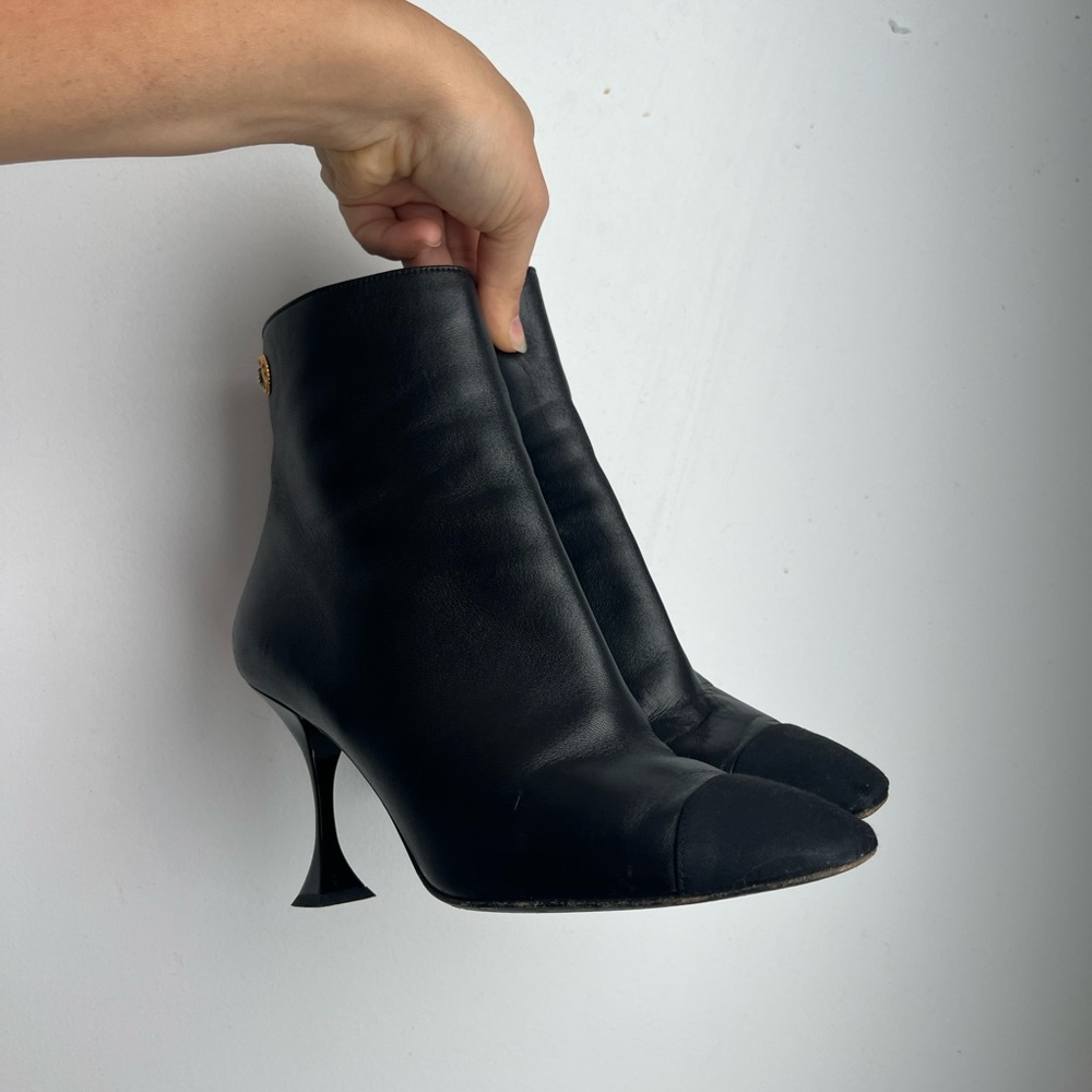 Chanel 2019 Interlocking CC Logo Boots in Black Leather with grosgrain cap toe - Picture 4 of 16